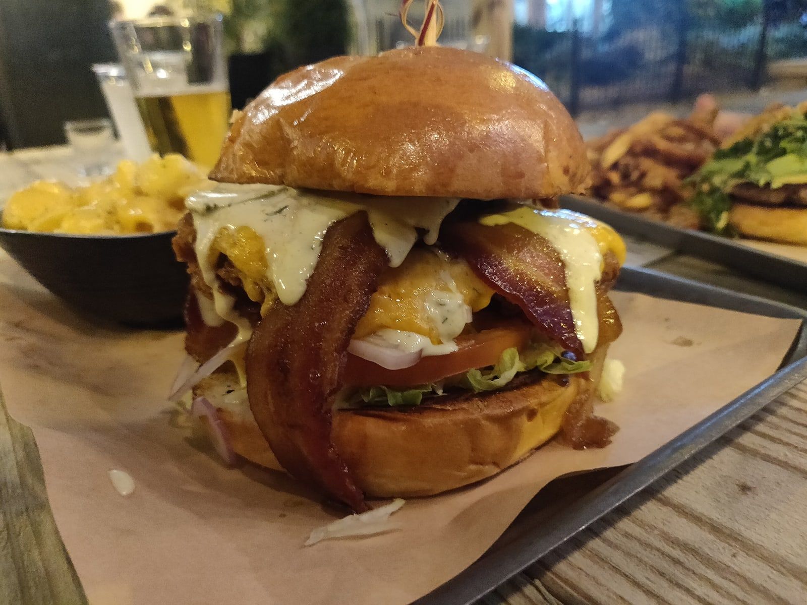 Hamburguesa alta con bacon crocante y queso fundido