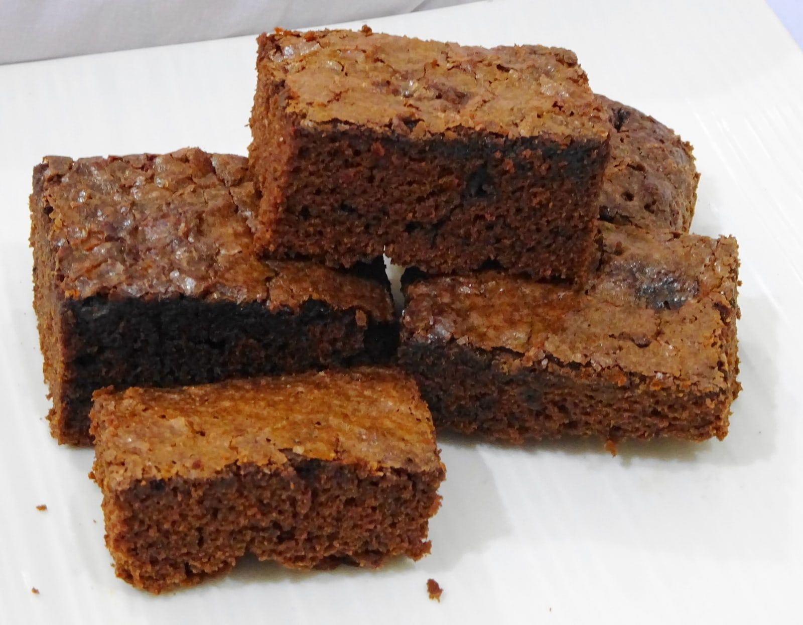 Porciones de brownie de chocolate apiladas