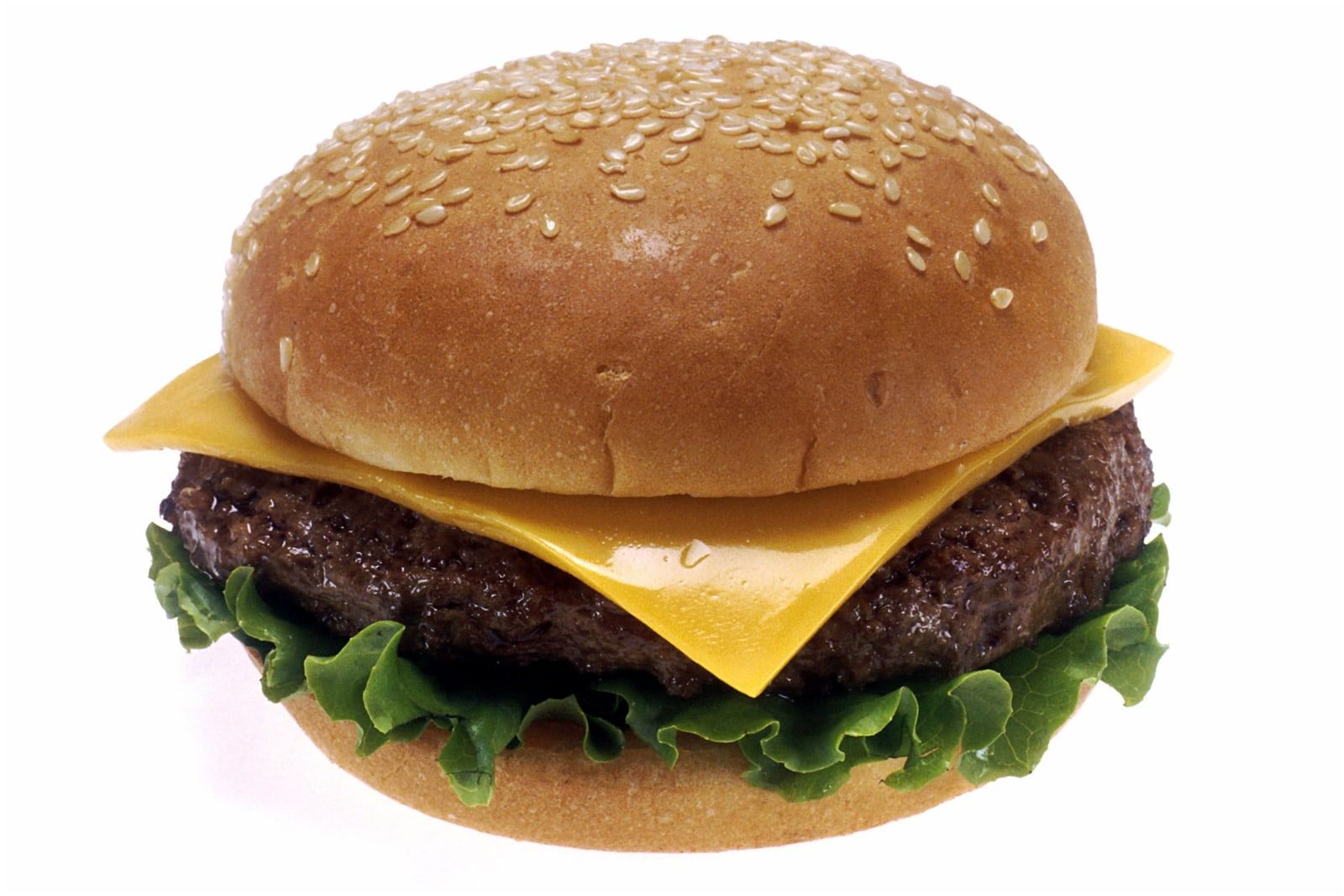 Hamburguesa clásica con cheddar y lechuga en pan con sésamo