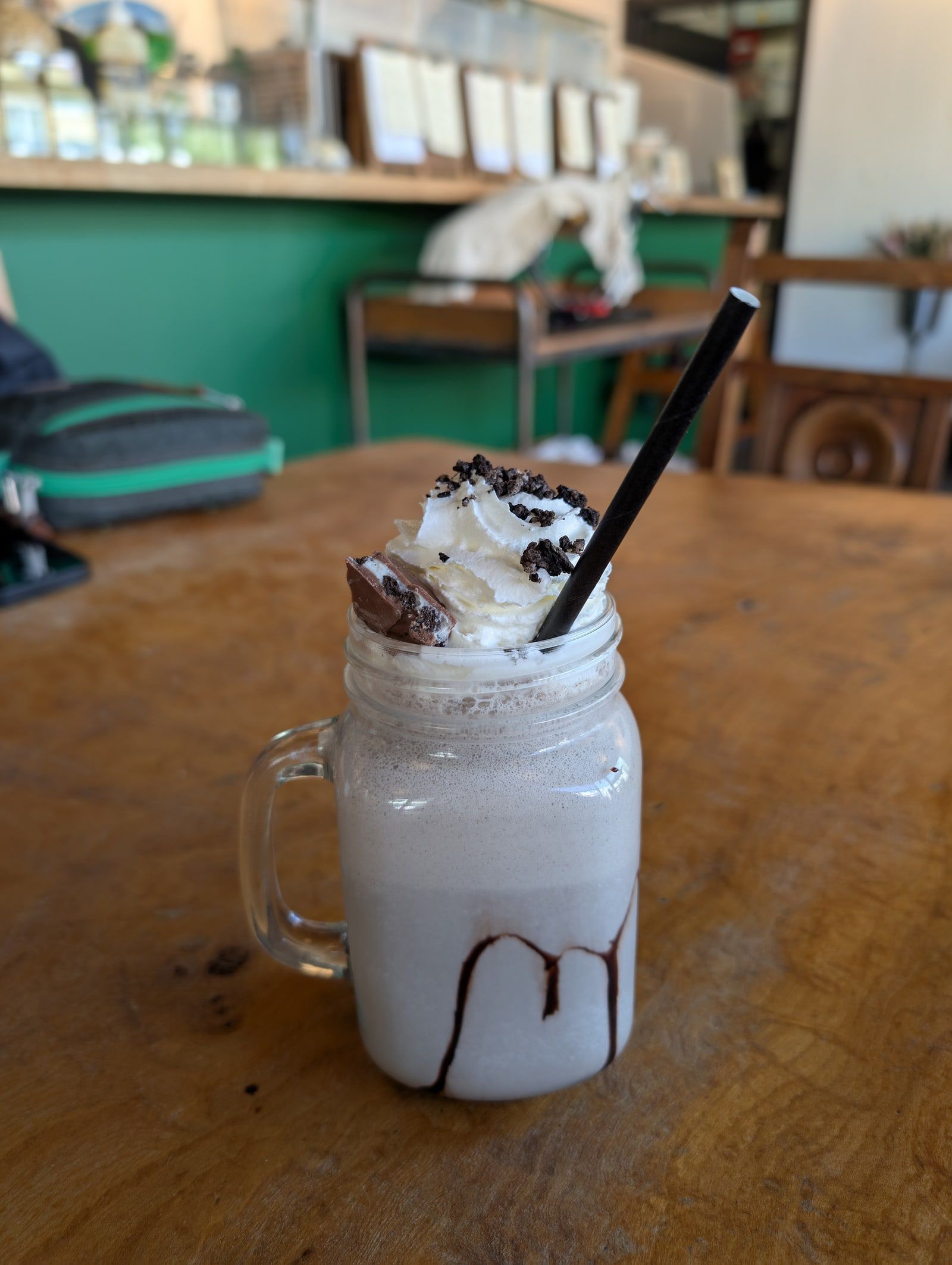 Milkshake espeso con crema y galletitas en un frasco de vidrio