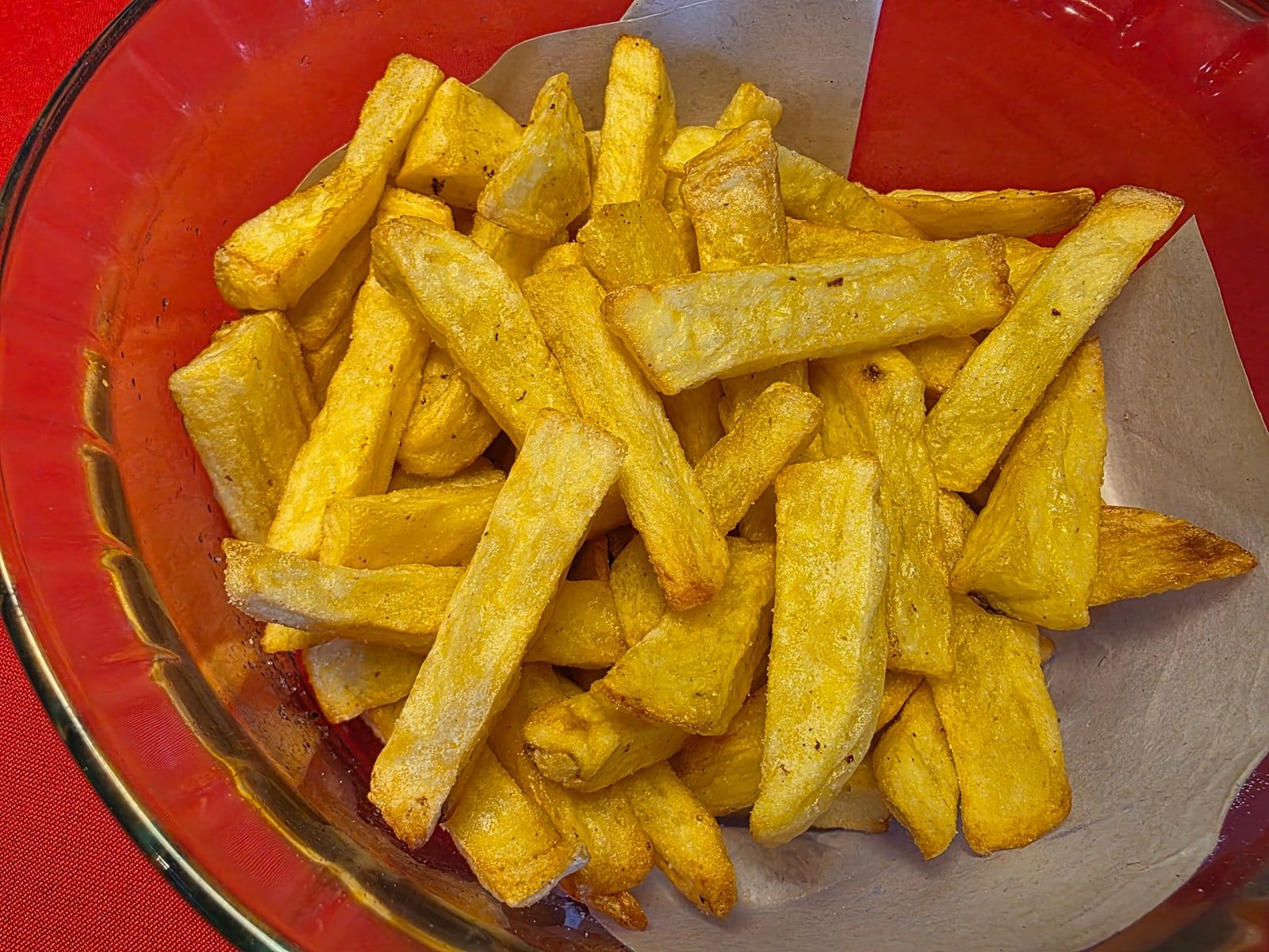 Papas fritas gruesas y doradas en un bol